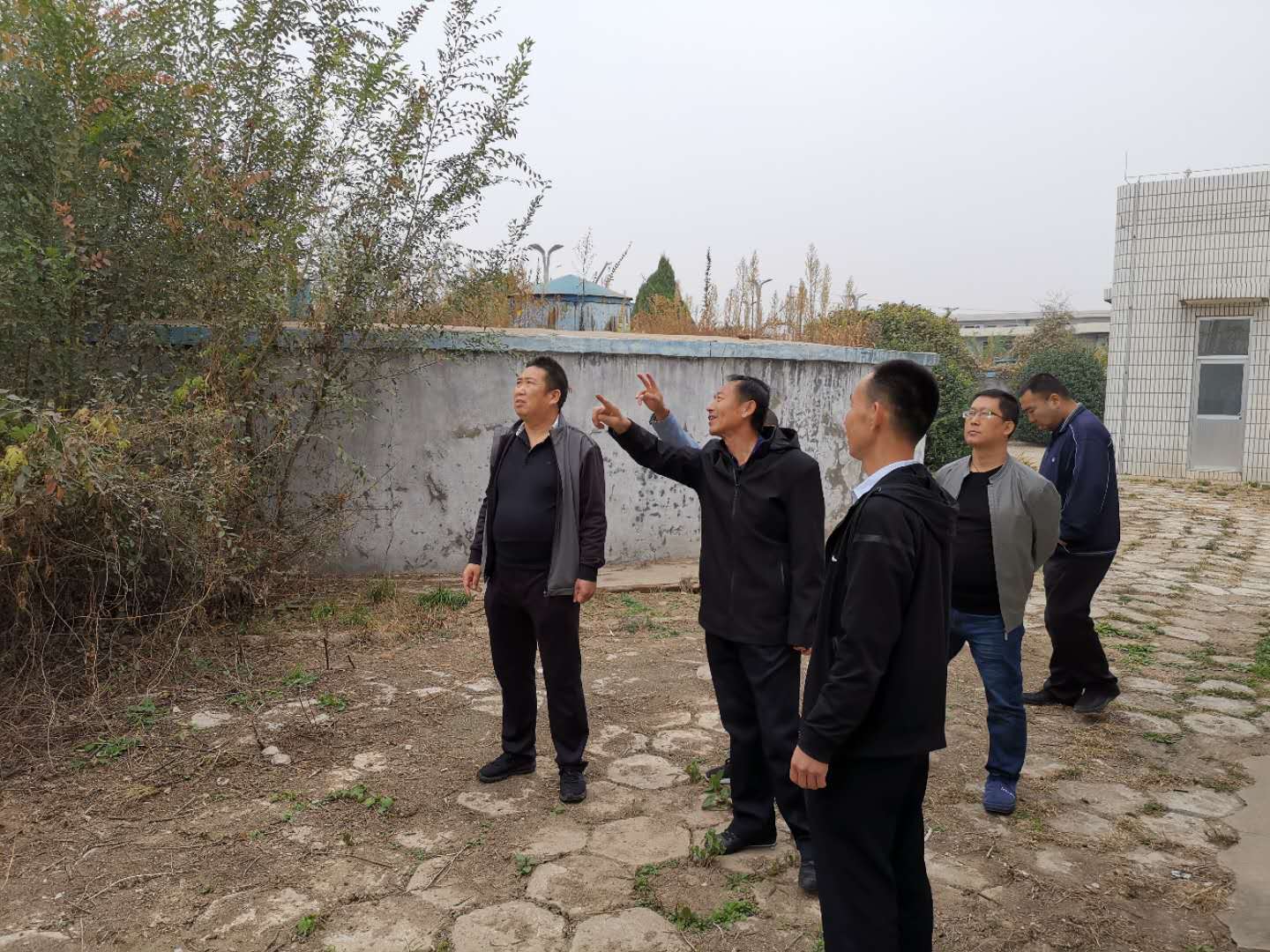 公司總經(jīng)理王建人在供水、污水生產(chǎn)一線開展風(fēng)險隱患排查 (1).jpg