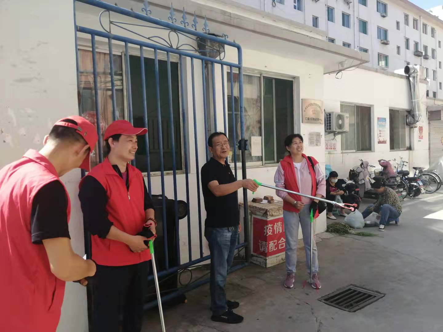 01-9月9日黨委委員、財務總監(jiān)辛建人在匯春小區(qū)檢查指導志愿者服務.jpg